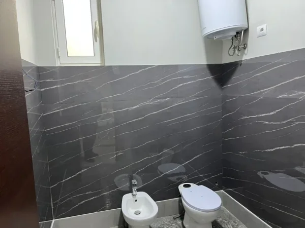 Tirane, jepet me qera shtepi 1+1+Ballkon Kati 0, 60 m² 600 € (SAUK I VJETER)