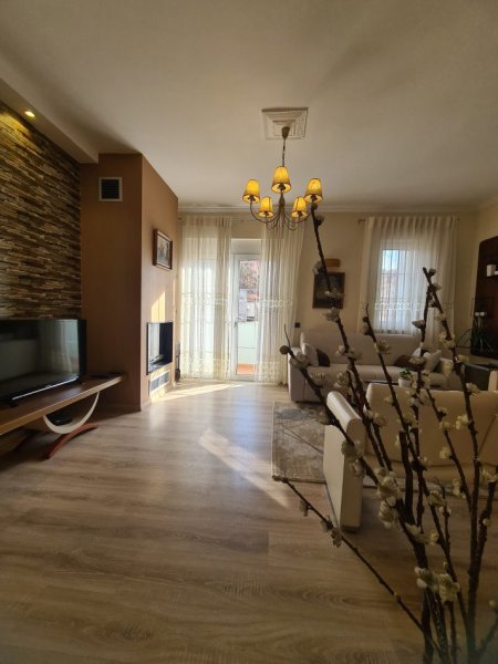 Tirane, jepet me qera 1+1+Ballkon Kati 3, 95 m² 700 € 