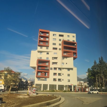 Tirane, jap me qera apartament 2+1+Ballkon Kati 6, 126 m² 750 € (Rruga Xhanfize Keko, Kinostudio)