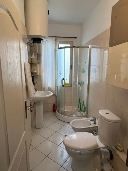 Tirane, jepet me qera apartament 1+1+Ballkon , 70 m² 400 € (Loni ligori)