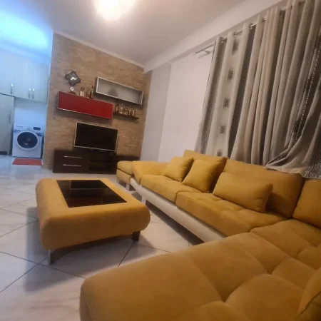 Tirane, shes apartament 2+1+Ballkon Kati 3, 70 m² 90.000 € (Restorant Fresku))