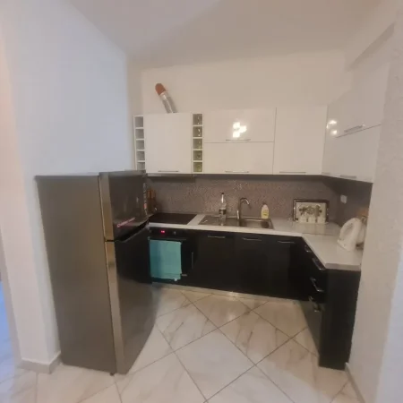 Tirane, shes apartament 2+1+Ballkon Kati 3, 70 m² 90.000 € (Restorant Fresku))