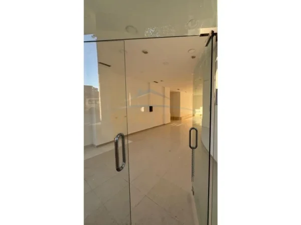 Tirane, jepet me qera ambjent biznesi Kati 0, 103 m² 800 € (Pjeter Budi)