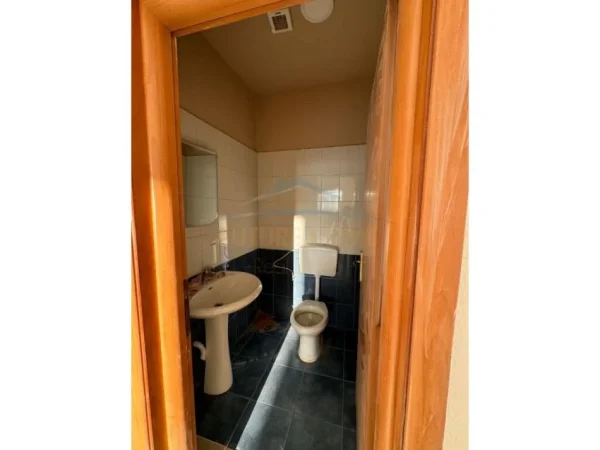 Tirane, jepet me qera ambjent biznesi Kati 0, 103 m² 800 € (Pjeter Budi)