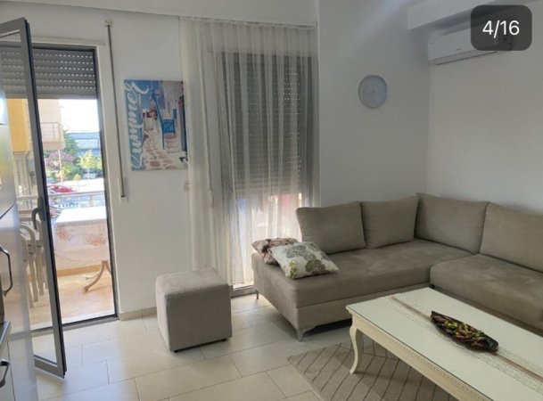 Durres, jepet me qera apartament 1+1plus ballkon 400 € (Rruga e plazhit)