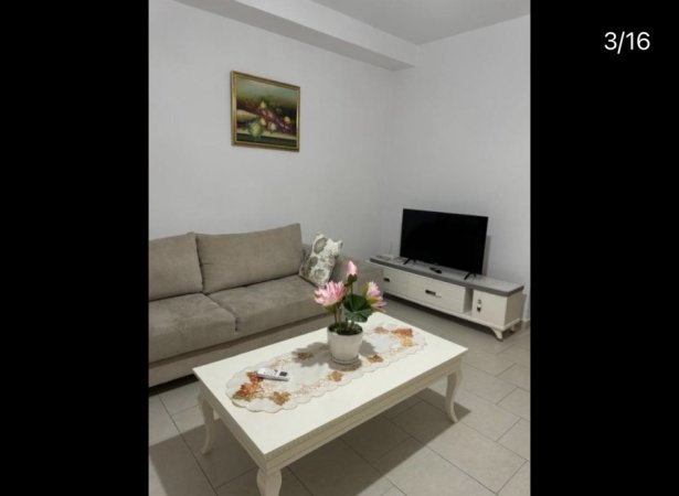 Durres, jepet me qera apartament 1+1plus ballkon 400 € (Rruga e plazhit)