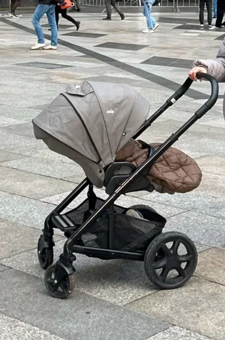 Tirane, shes Joie Karroca per femije 200 €