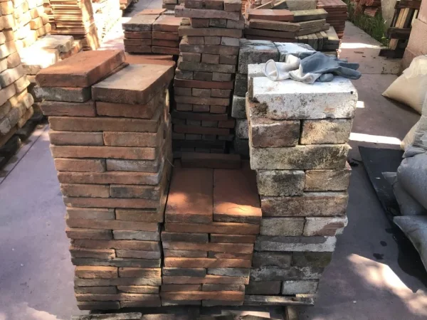 Tirane, shes Tulla antike balte, Tulla xhami, Tulla balte veshje ambjentesh, oxhaqe, furra, Tulla shamat zjarrduruese, etj 10 €