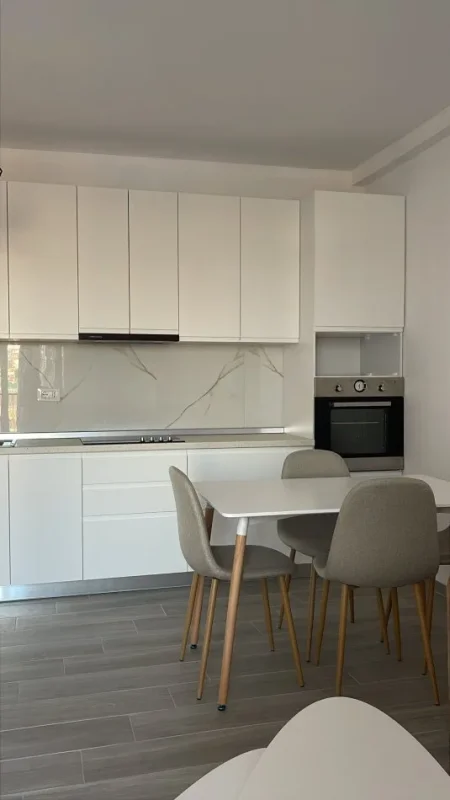 Tirane, jepet me qera apartament 3+1+Ballkon Kati 2, 120 m² 500 € (Rruga 5 Maj)