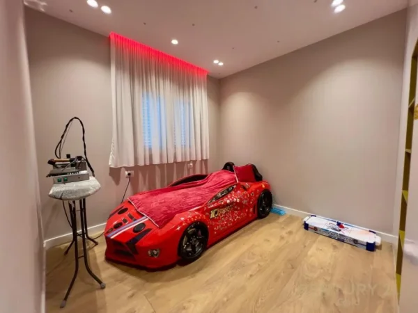 Tirane, shitet apartament 2+1+Ballkon Kati 1, 86 m² 210.000 € (ish fusha e aviacionit)