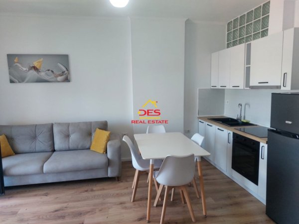 Vlore, jepet me qera apartament 1+1+Ballkon Kati 9, 75 m² 350 € (Rruga Murat Tërbaçi)
