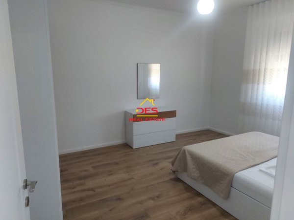 Vlore, jepet me qera apartament 1+1+Ballkon Kati 9, 75 m² 350 € (Rruga Murat Tërbaçi)