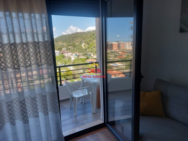 Vlore, jepet me qera apartament 1+1+Ballkon Kati 9, 75 m² 350 € (Rruga Murat Tërbaçi)
