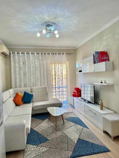 Tirane, jepet me qera apartament 1+1+Ballkon Kati 5, 55 m² 400 € (FRESKU)