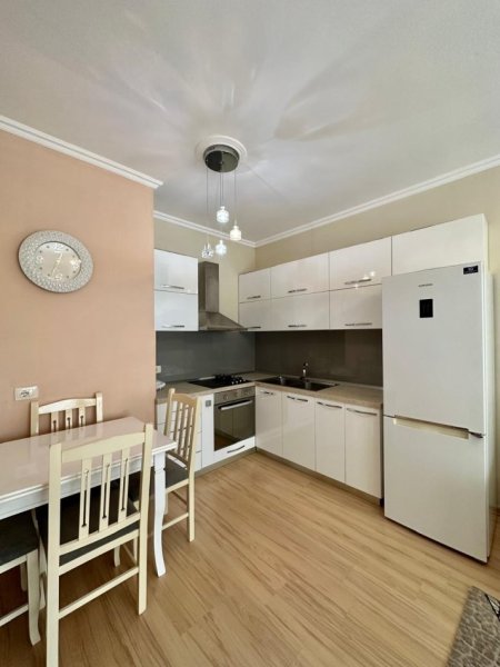 Tirane, jepet me qera apartament 1+1+Ballkon Kati 5, 55 m² 400 € (FRESKU)