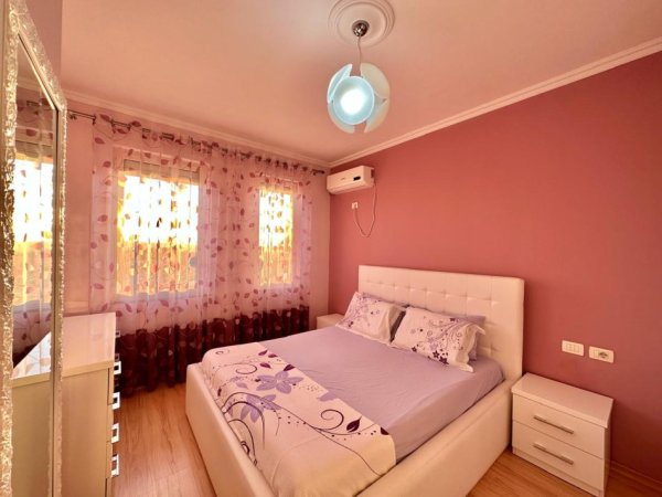 Tirane, jepet me qera apartament 1+1+Ballkon Kati 5, 55 m² 400 € (FRESKU)