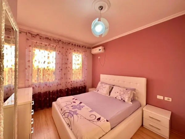 Tirane, jepet me qera apartament 1+1+Ballkon Kati 5, 55 m² 400 € (FRESKU)