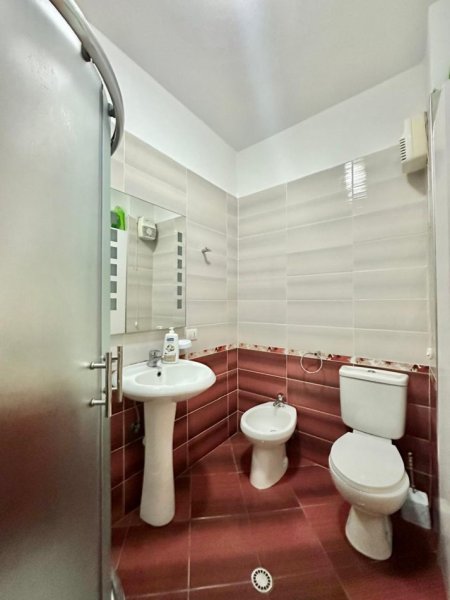 Tirane, jepet me qera apartament 1+1+Ballkon Kati 5, 55 m² 400 € (FRESKU)