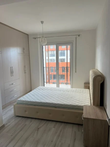 Tirane, jepet me qera apartament 1+1 Kati 5, 400 € (astir)