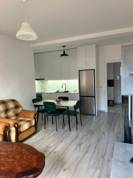 Tirane, jepet me qera apartament 1+1 Kati 5, 400 € (astir)