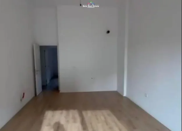 Tirane, jepet me qera zyre Kati 3, 117 m² 700 € (rruga e dibres)