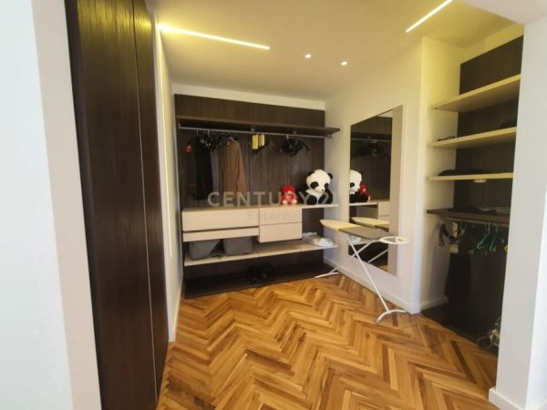 Tirane, jepet me qera apartament 1+1+Aneks+Ballkon Kati 14, 121 m² 2.000 € (AMBASADOR 3)