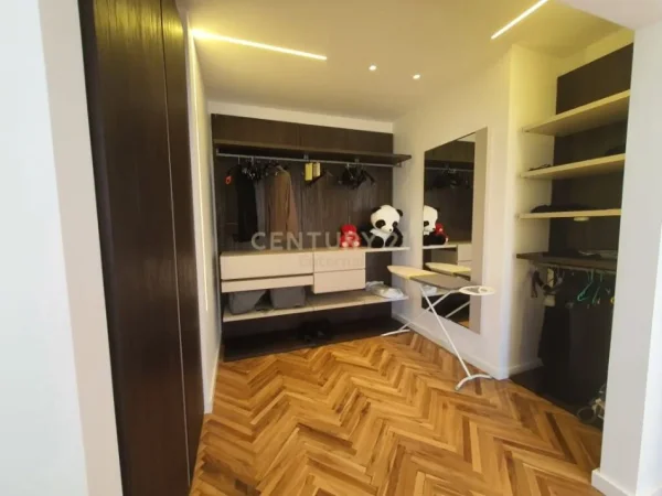 Tirane, jepet me qera apartament 1+1+Aneks+Ballkon Kati 14, 121 m² 2.000 € (AMBASADOR 3)