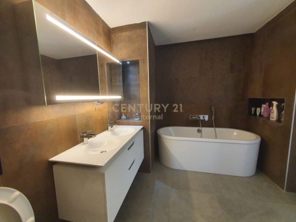 Tirane, jepet me qera apartament 1+1+Aneks+Ballkon Kati 14, 121 m² 2.000 € (AMBASADOR 3)