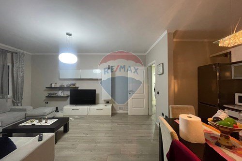 Tirane, jepet me qera apartament 2+1 , 105 m² 650 € (Komuna e Parisit)