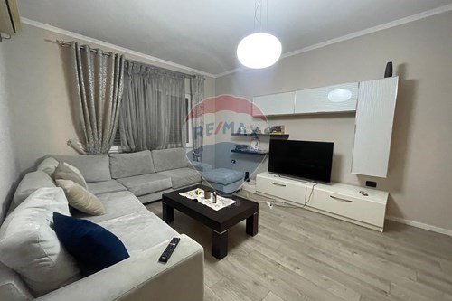 Tirane, jepet me qera apartament 2+1 , 105 m² 650 € (Komuna e Parisit)
