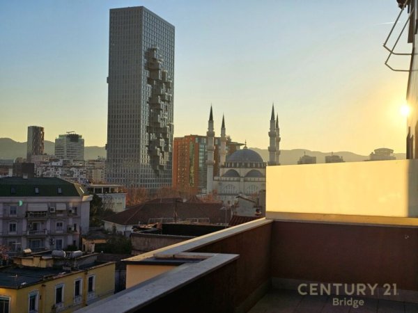 Tirane, jepet me qera apartament duplex Dublex Kati 5, 167 m² 1.200 € (PARLAMENTI)