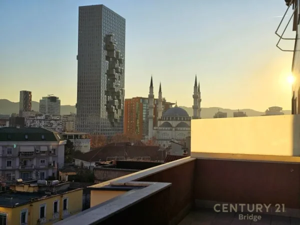 Tirane, jepet me qera apartament duplex Dublex Kati 5, 167 m² 1.200 € (PARLAMENTI)
