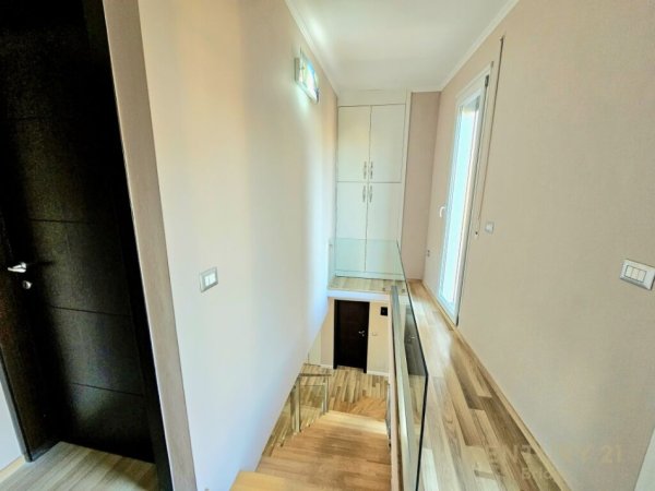 Tirane, jepet me qera apartament duplex Dublex Kati 5, 167 m² 1.200 € (PARLAMENTI)