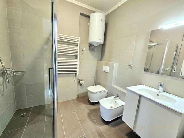 Tirane, jepet me qera apartament duplex Dublex Kati 5, 167 m² 1.200 € (PARLAMENTI)