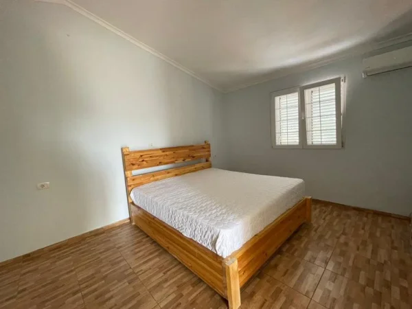 Tirane, jepet me qera Vile 3 Katshe Kati 3, 300 m² 1.000 € (AUTOSTRADA TR-DR)