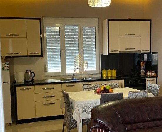 Tirane, jepet me qera Vile 2+1+Ballkon , 150 m² 400 € (Petrele)