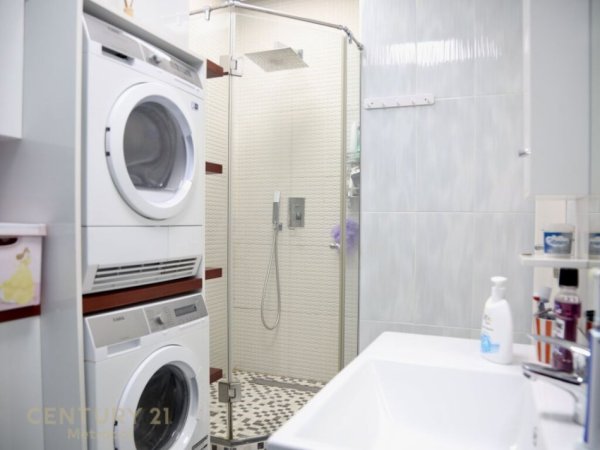 Tirane, jepet me qera apartament 2+1+Aneks+Ballkon Kati 19, 95 m² 1.500 € (AMBASADOR 3)