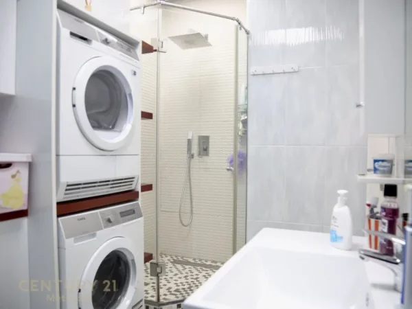 Tirane, jepet me qera apartament 2+1+Aneks+Ballkon Kati 19, 95 m² 1.500 € (AMBASADOR 3)