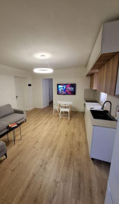 Tirane, jepet me qera apartament 2+1 Kati 4, 65 m² 600 € (Qender)