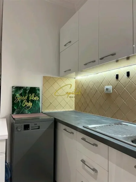 Tirane, jepet me qera apartament 1+1 Kati 1, 60 m² 600 € (PAZARI I RI)