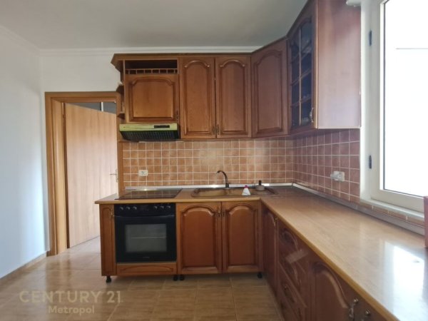 Tirane, jepet me qera apartament 2+1+Aneks+Ballkon Kati 4, 75 m² 550 € (RRUGA E BARRIKADAVE)
