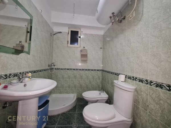 Tirane, jepet me qera apartament 2+1+Aneks+Ballkon Kati 4, 75 m² 550 € (RRUGA E BARRIKADAVE)