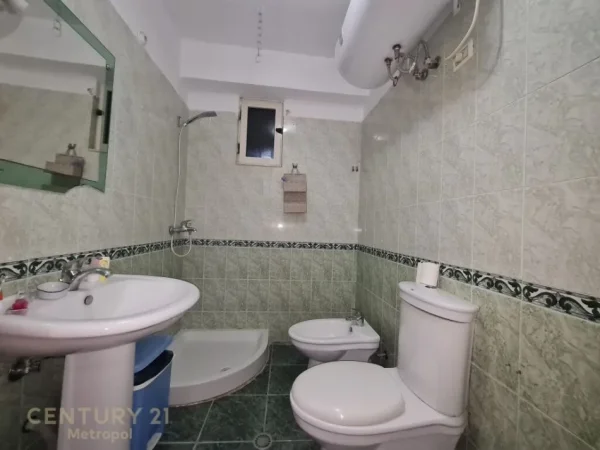 Tirane, jepet me qera apartament 2+1+Aneks+Ballkon Kati 4, 75 m² 550 € (RRUGA E BARRIKADAVE)