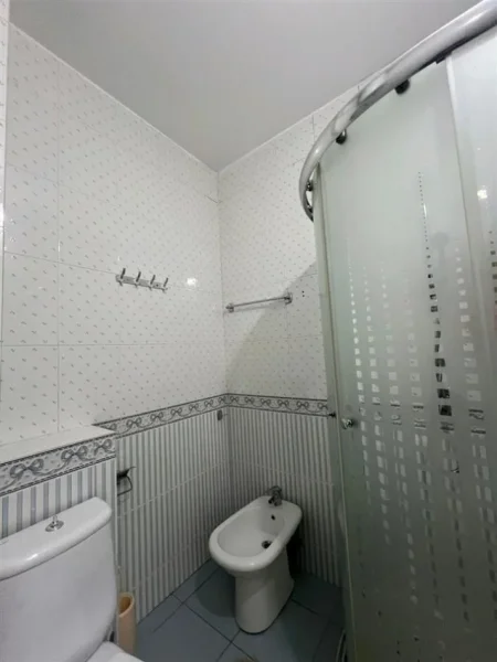 Tirane, jepet me qera apartament 1+1+Ballkon Kati 7, 57 m² 600 € (QENDER)