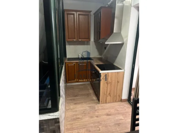 Tirane, jepet me qera apartament 2+1 Kati 2, 102 m² 800 € (KOMUNA E PARISIT)