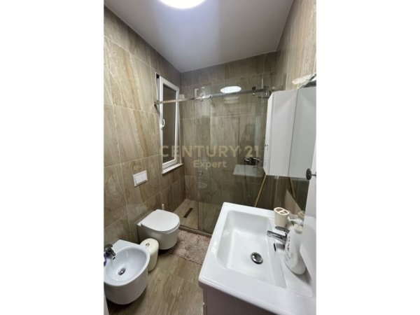 Tirane, jepet me qera apartament 2+1+Aneks+Ballkon Kati 2, 72 m² 700 € (Pazari i Ri)
