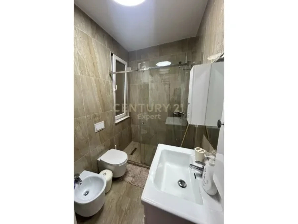Tirane, jepet me qera apartament 2+1+Aneks+Ballkon Kati 2, 72 m² 700 € (Pazari i Ri)