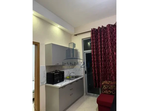 Tirane, jepet me qera apartament 1+1 , 65 m² 350 € (JORDAN MISJA)