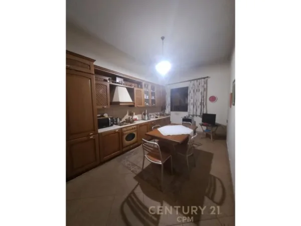 Tirane, jepet me qera zyre Kati 3, 150 m² 1.800 € (Myslym SHYRI)