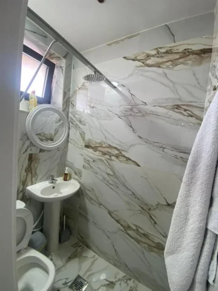 Tirane, jepet me qera apartament 2+1+Aneks+Ballkon Kati 2, 78 m² 250 € (QTU)